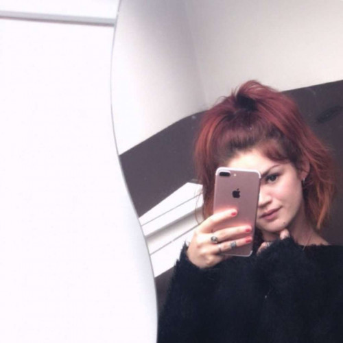 Chaude nue et j'attend votre bite
