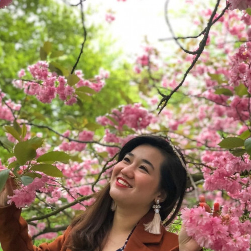 Une asiatique qui cherche une bite